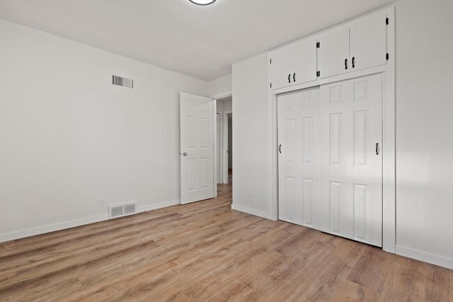 Building Photo - 2311 W Oakwood Rd