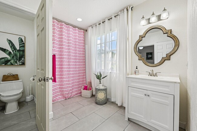 Building Photo - 423 Kern St