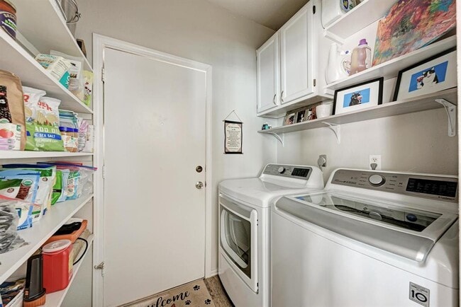 Building Photo - 922 Thackeray Ln