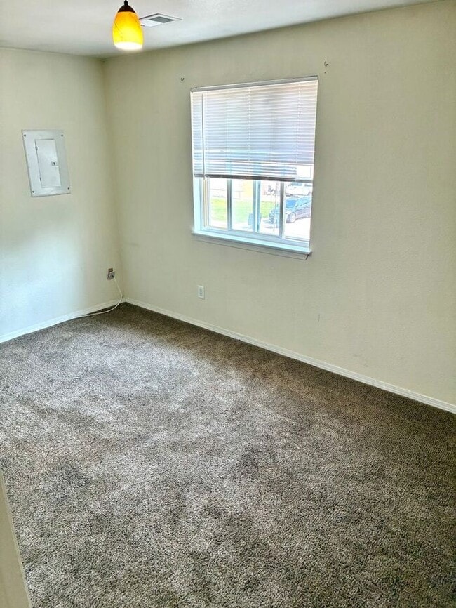 Building Photo - Move-In Special: 2 Weeks Free! Spacious 3 Bed, 1.5 Bath Apartment in Longmont