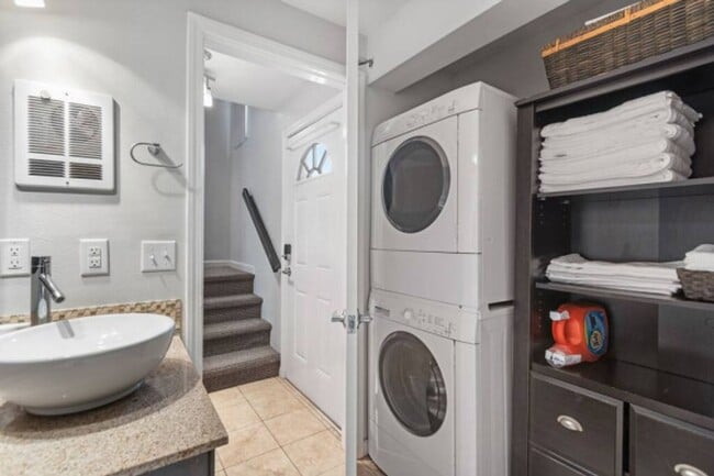 Building Photo - Cozy ONE-bedroom/loft style/Perry District...