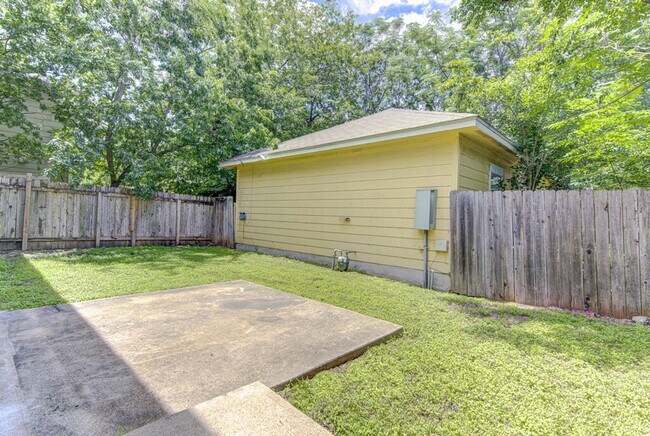 Building Photo - 1702 Singleton Ave