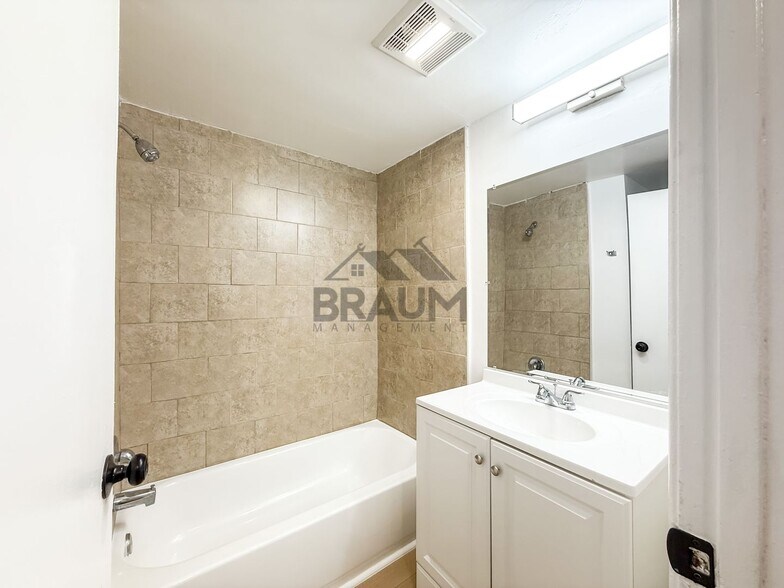 Building Photo - 5252 Hermitage Ave