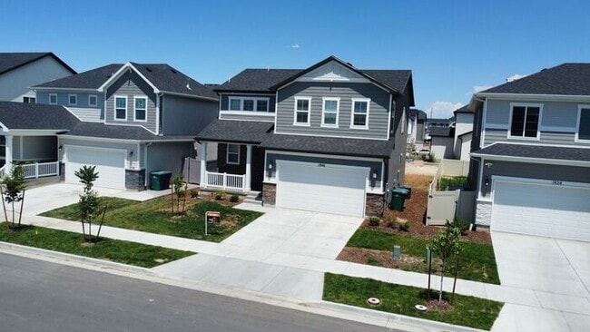 Building Photo - 3 bdrm 2 1/2 bath Home- Small Dog Friendly
