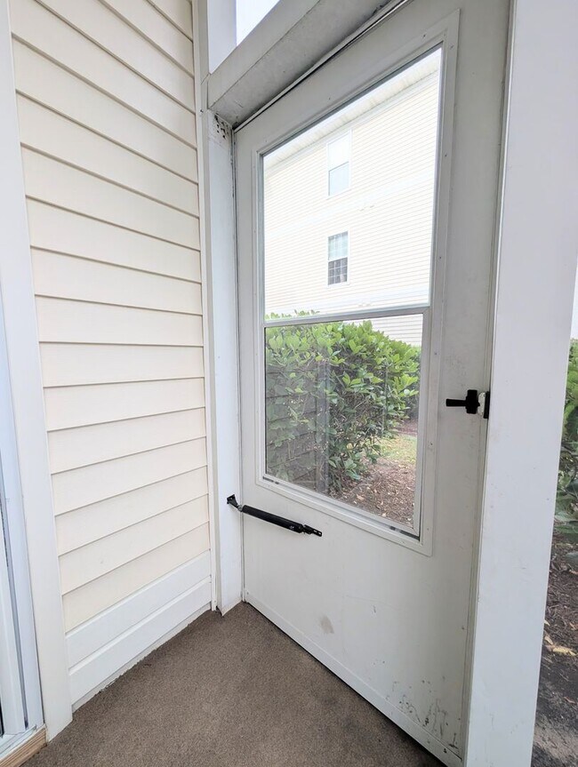 Building Photo - 484 River Oaks Dr