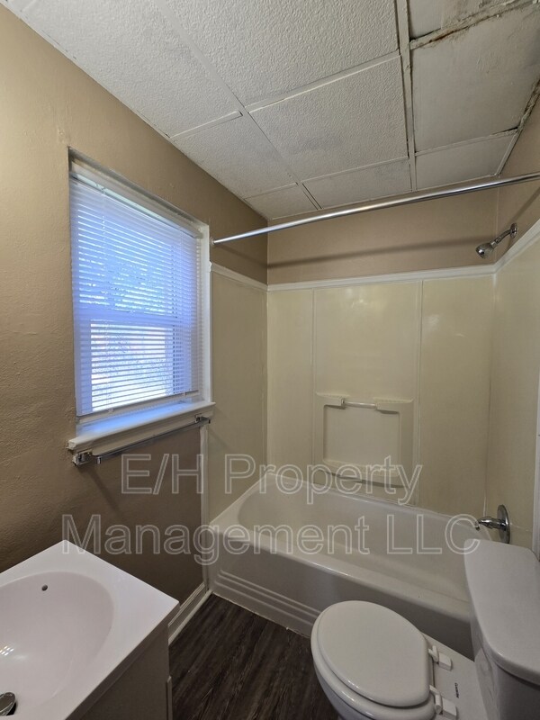 Building Photo - 400 S Hydraulic Ave