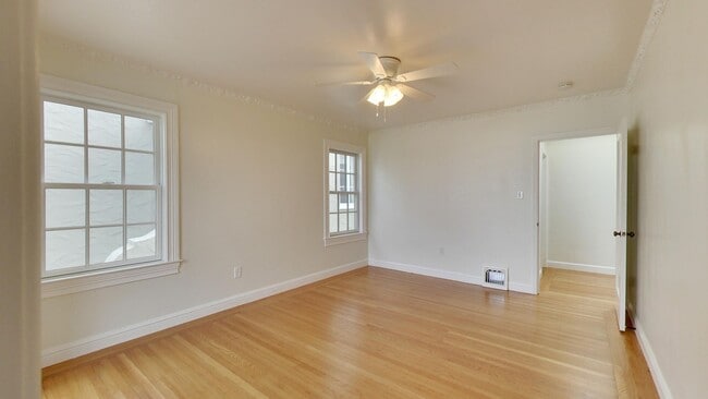 Building Photo - Lakeside 3 Bedroom / 3 Bathroom Single Fam...