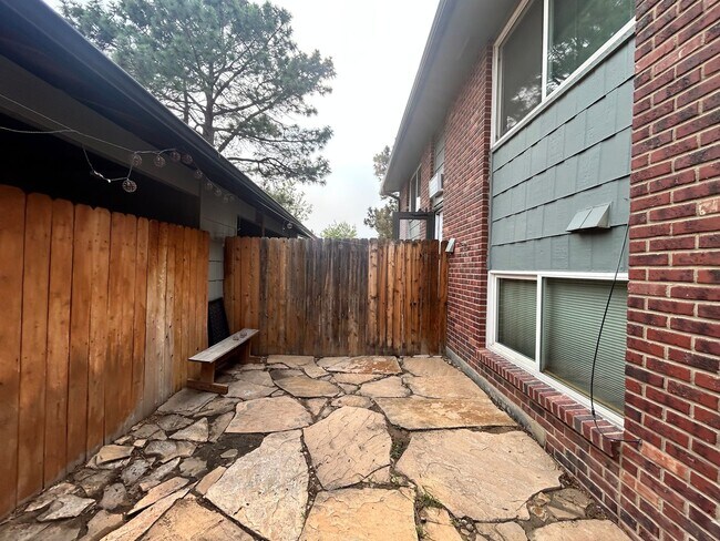 Building Photo - 2-Bed/1.5-Bath Longmont Townhome