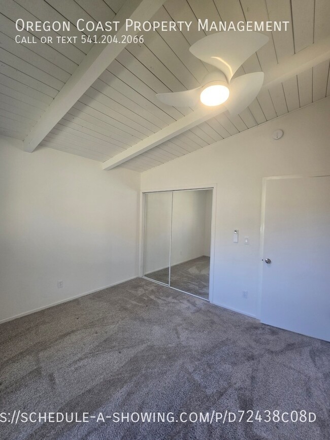 Building Photo - 2826 NW Oar Ave