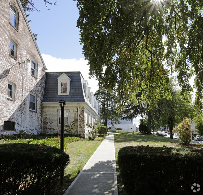 Building Photo - Village Green