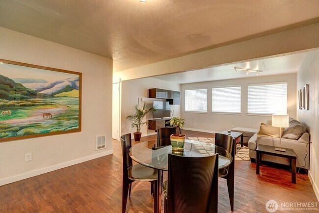 Building Photo - Stunning 4BR/2.5BA Home in Lake Forest Park ?