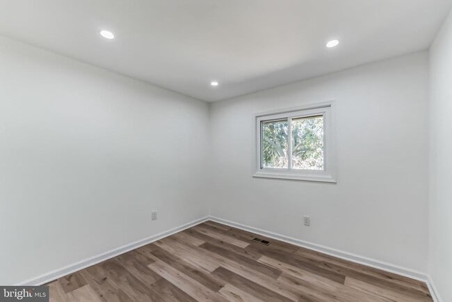 Building Photo - 630 Clearwater Ct