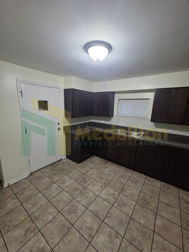 Building Photo - 9318 S Loomis St