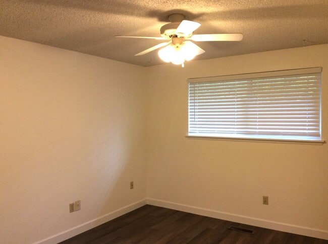 Building Photo - Charming 2 BDRM, 1 BATH Duplex - Universit...