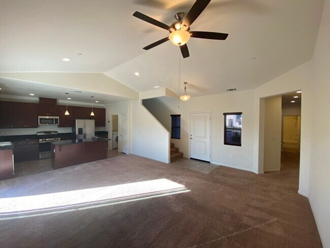 Building Photo - Like New 4 Bedroom Home in Heritage Square
