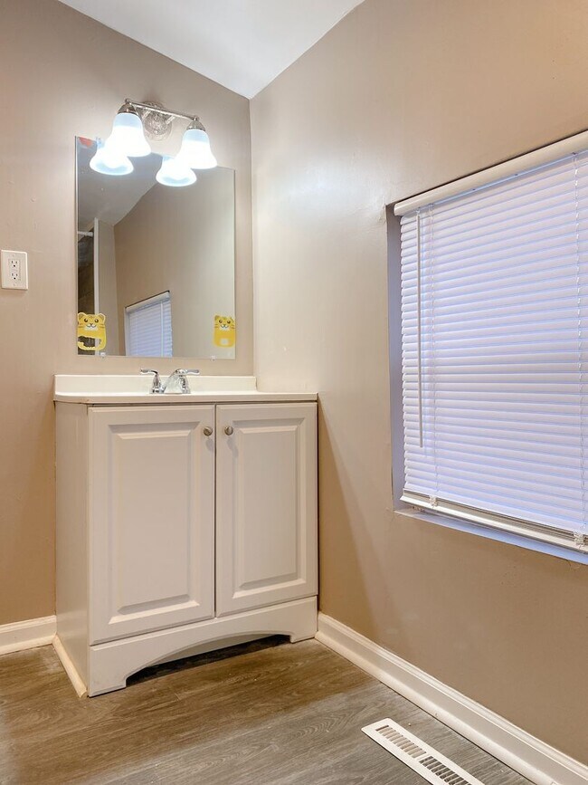 Building Photo - ZIGZAG, LLC:[TRAN][ZIGZAC][KT][CAG] 1942 S 16 ST