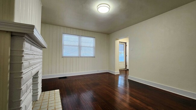 Building Photo - Updated 4BR house with garage!