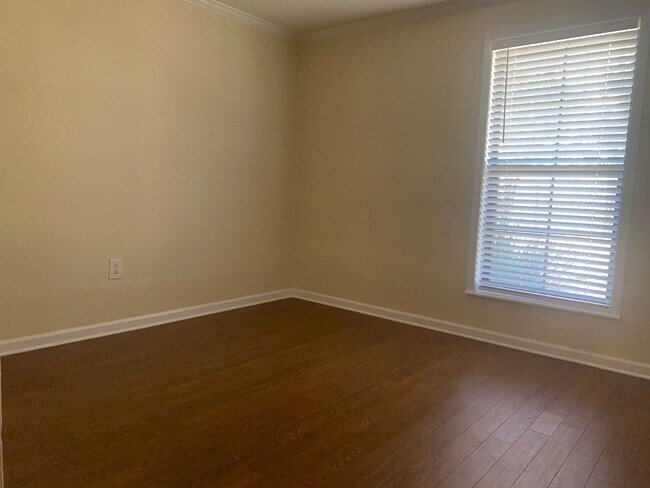 Building Photo - Beautiful Lake Plaza 1 Bedroom / 1 Bath Condo - Awesome Location