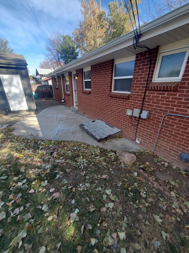 Building Photo - Spacious Ranch Style 4 BR Available in Aug...