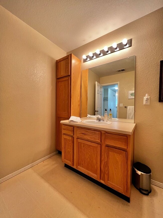 Building Photo - 3 bedroom 2 bathroom Condo in West Fort Co...