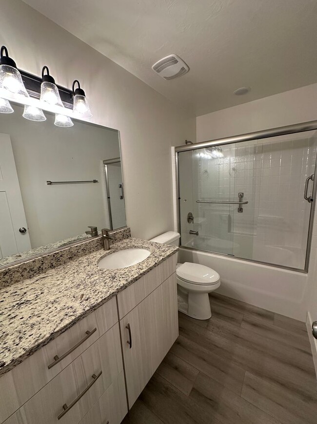 Building Photo - Charming Townhome