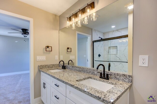 Building Photo - 523 E Chappell St