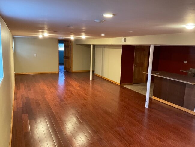 Building Photo - 566 N Howard Ave