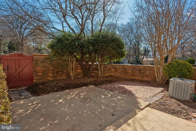 Building Photo - 6815 Melrose Dr