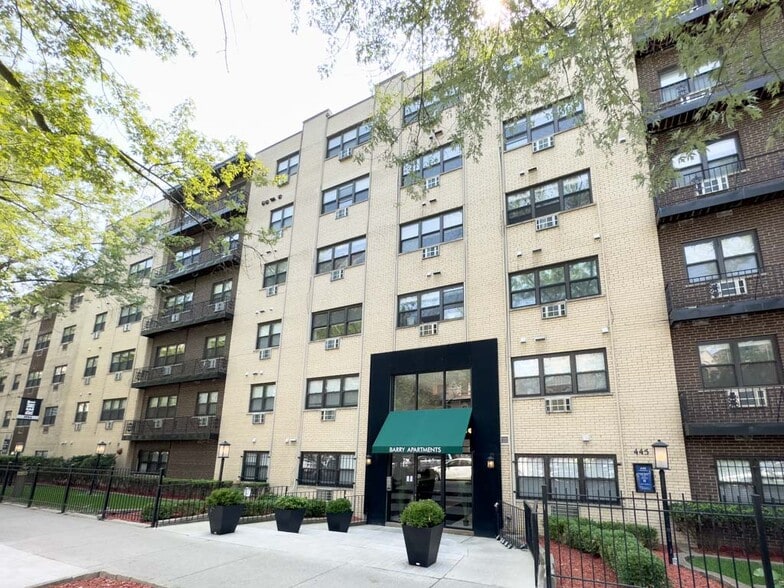 Primary Photo - 450 W Barry Ave