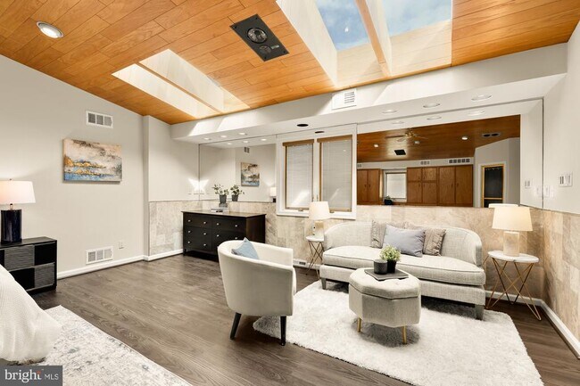 Building Photo - 11000 Rosemont Dr