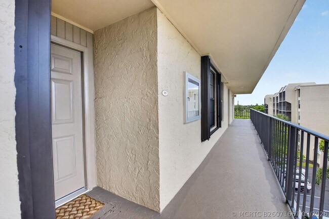 Building Photo - 13 Royal Palm Way