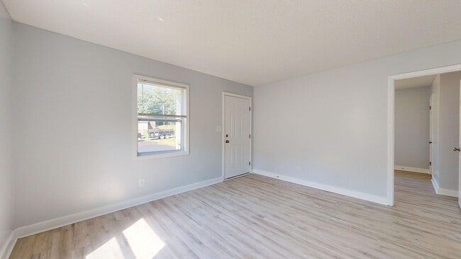 Building Photo - One-Month Free Move in Special plus 1/2 off your Security Deposit - 2 Bed/1 Bath Stand Alone Home...