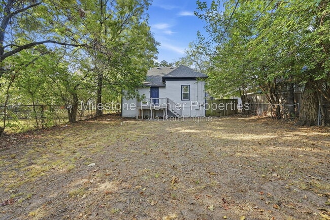 Building Photo - 605 E Woodard St