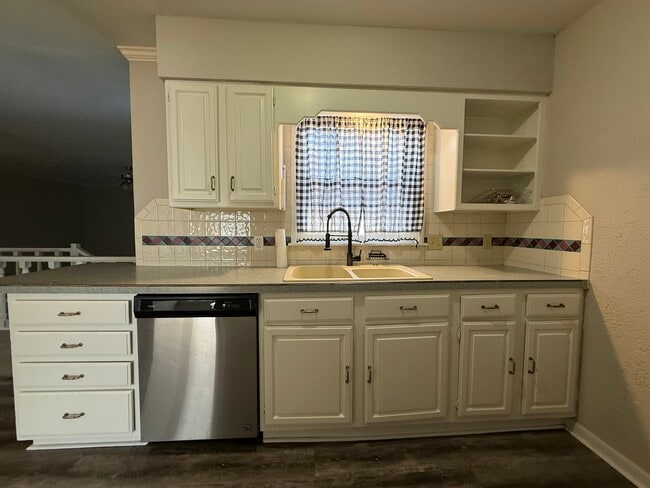 Building Photo - 1420 E 31st St S