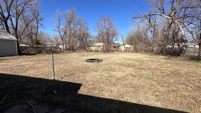 Building Photo - $1250 - 3 bed 1 bath Single Family Home wi...