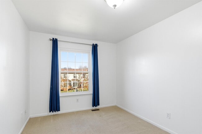 Building Photo - 3084 Village Cir