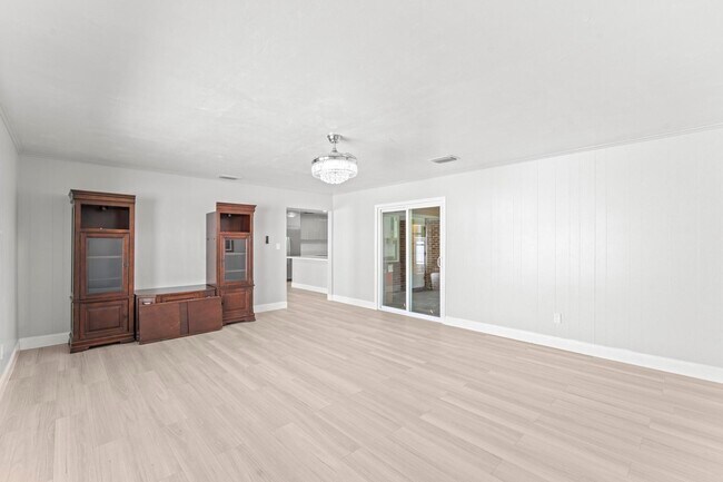 Building Photo - 534 E Del Monte Ave