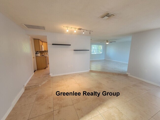Building Photo - 7741 Treasure Pointe Dr