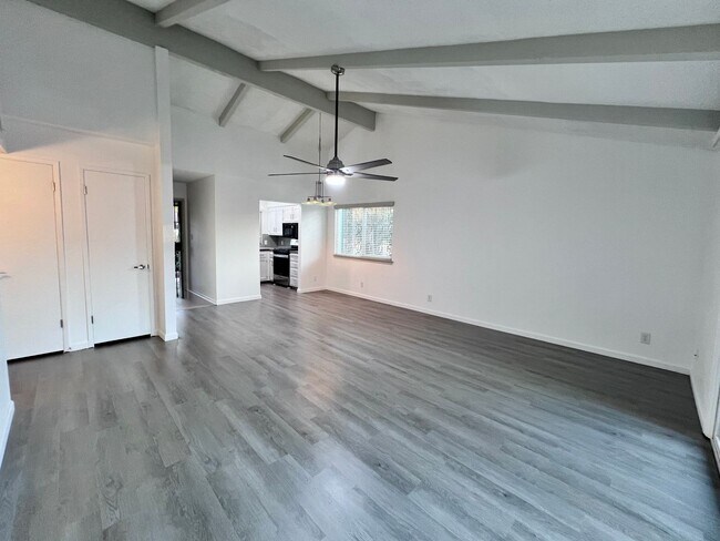 Building Photo - $1995 Gettysburg & Blackstone, 2 Bedroom Condo - Rialto Ave, Fresno / Newly Renovated