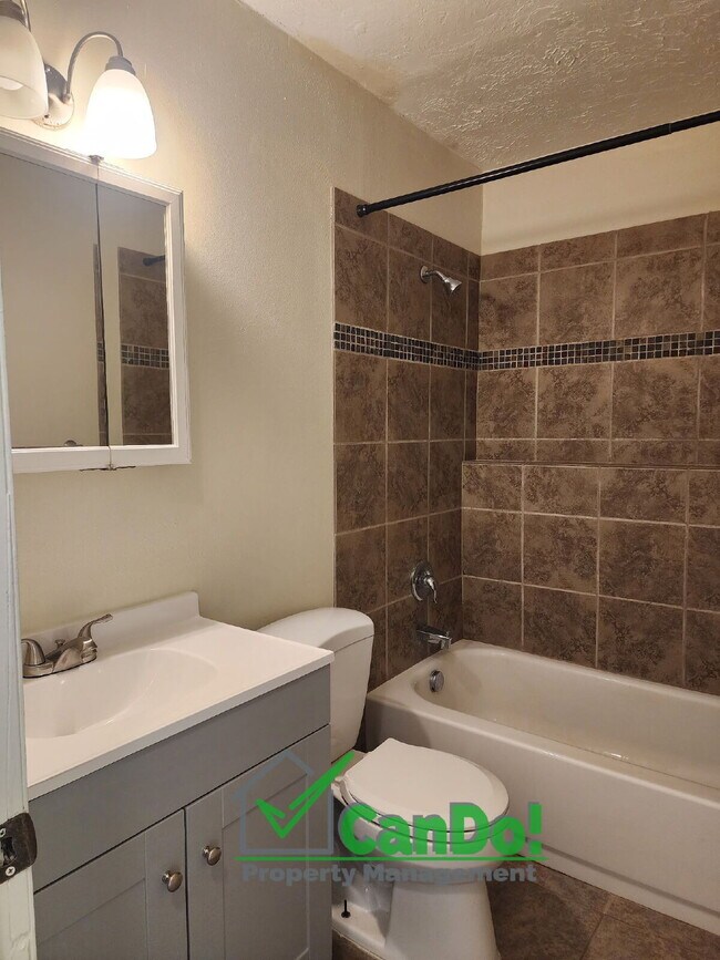 Building Photo - Newly updated 1 bedroom/1 bathroom apartme...