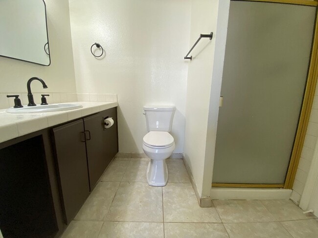 Building Photo - MOVE IN SPECIAL WITH THIS BEAUTIFUL 2 BEDROOM 2 BATHROOM CONDO IN GATED COMMUNITY