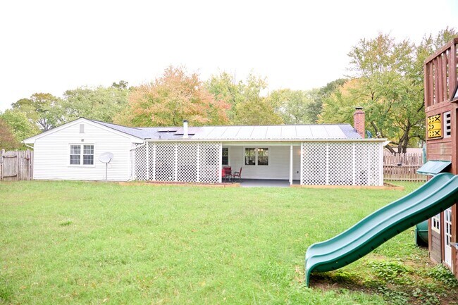 Building Photo - Spacious 4BR/2BA Furnished Home w/ Utilities, Mini Gym & Large Fenced Yard – Pinefield, Waldorf MD