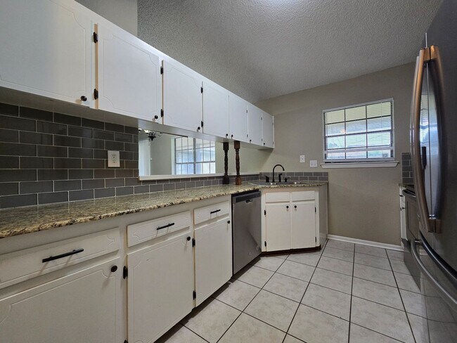 Building Photo - 1710 Joy Dr