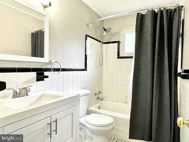 Building Photo - 3703 Larchmont Dr