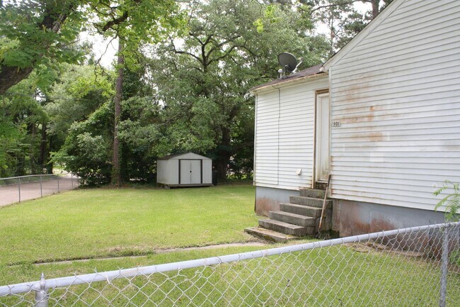 Building Photo - 901 Dennis Ave