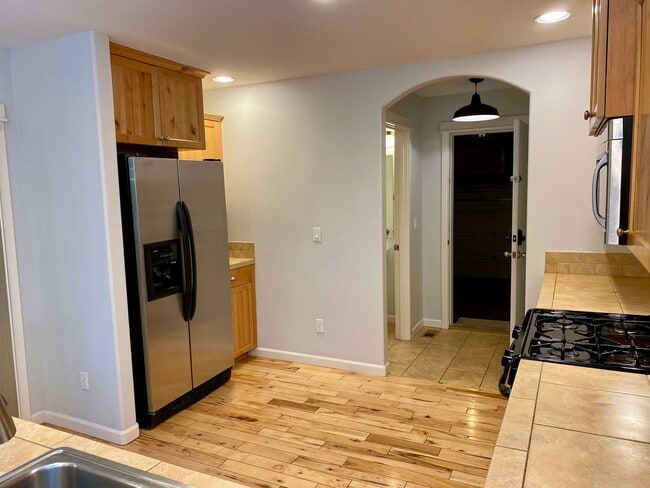 Building Photo - 3-BR Craftsman Home in SE Bend