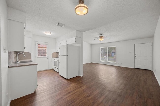 Building Photo - 6204 Linda Ln
