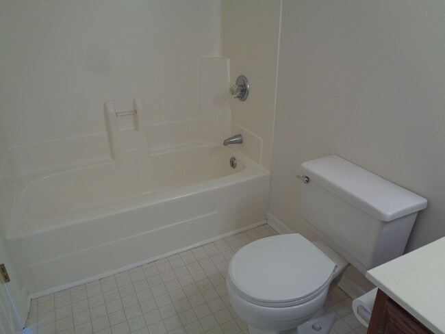 Building Photo - Peacehaven/Sherwood Forest Townhouse