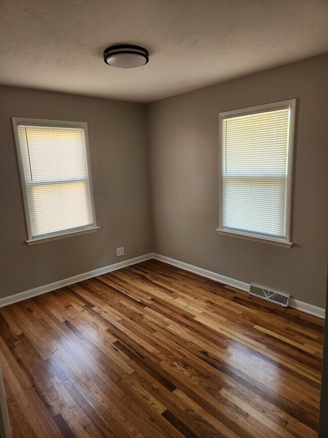 Building Photo - 3/2/1 Newly remodeled Plattsmouth house!