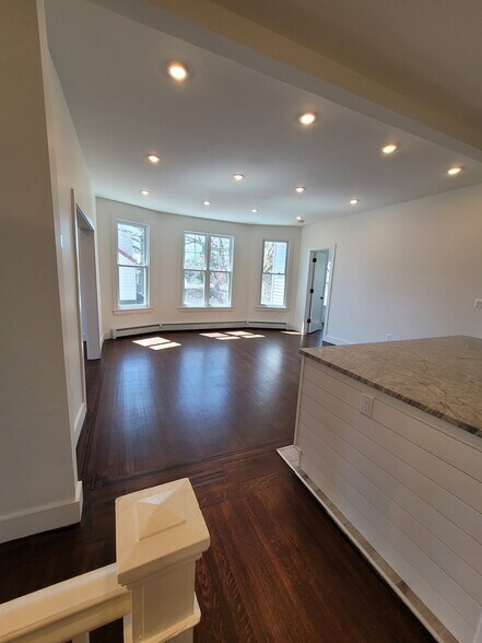 Building Photo - 682 Whitney Ave